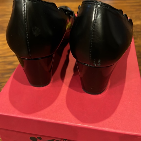 Vaneli “Dallan” scalloped dress wedge black shoe. - Picture 4 of 11